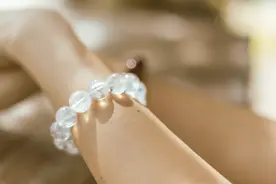 时髦小姨，人手一串水晶？图片