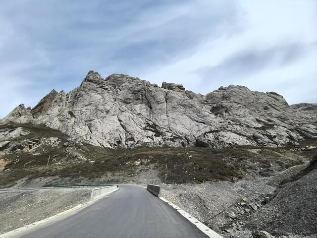 开房车自驾洛克之路，沿途的风景与路况怎么样呢？