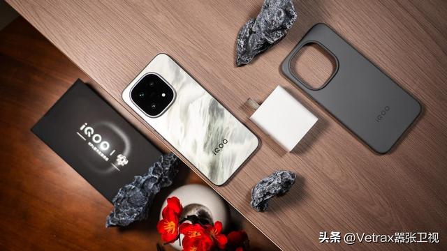 iQOO 15：以全能最强“光”，致玩家