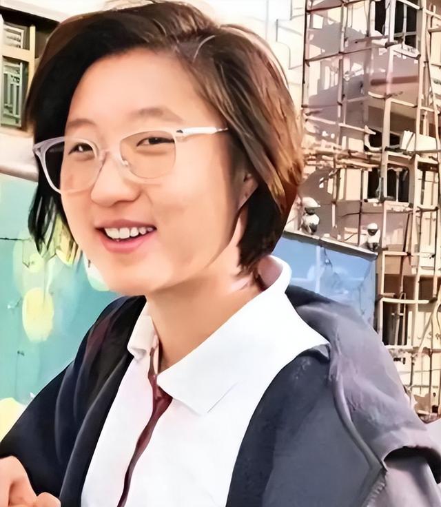 71岁成龙满头白发，儿子不成材，女儿在外流浪