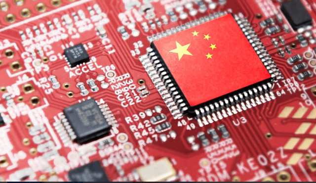 央媒怒评！美国在中国芯片上埋雷，数万辆新能源汽车面临失控风险