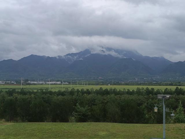 唐村草原望秦岭