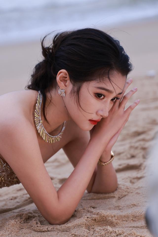 关晓彤，丰满性感的身材，顶不住呀