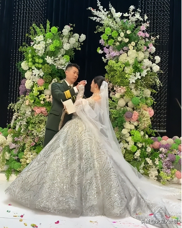 最帅升旗手张自轩大婚不到24小时，荒唐一幕出现	，新娘受无妄之灾