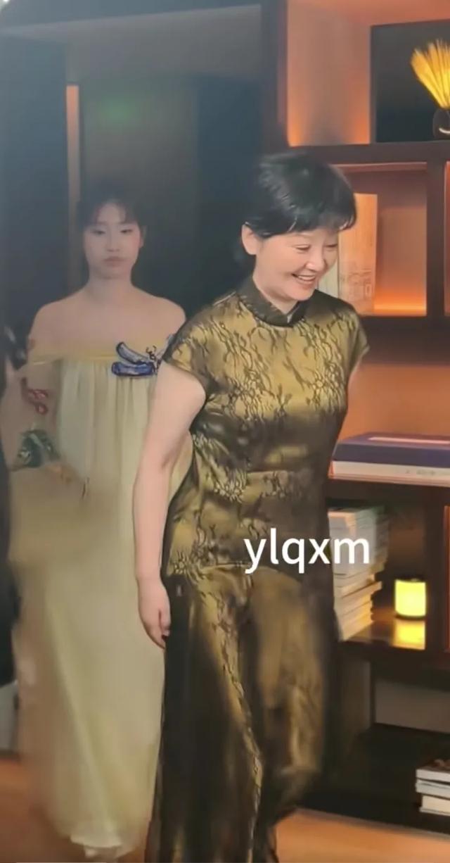 徐帆和女儿徐朵同框亮相，女儿长得跟冯小刚一个模子出来的