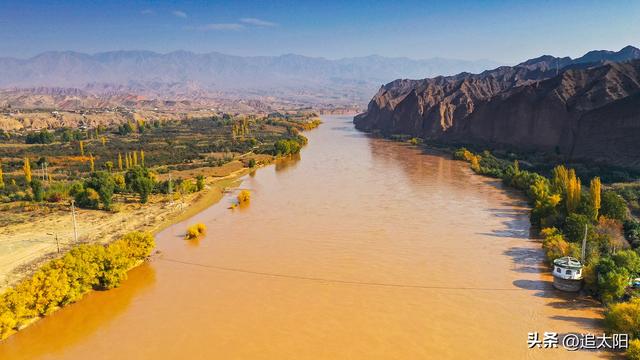 以金黄为主色调的秋日景泰龙湾