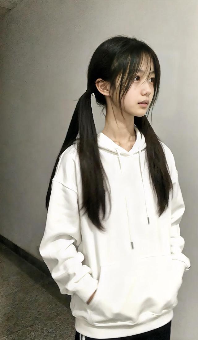 白帽衫双马尾照片火了，宿舍随拍意外走红，原来真实比美颜更动人