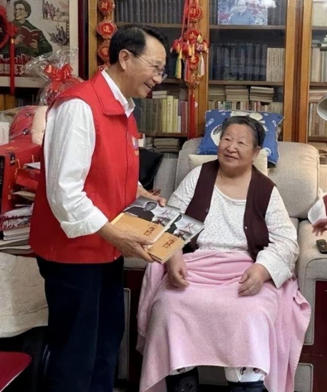 63岁李讷和67岁李敏相遇，闲聊起彼此年龄后，孔东梅开了一个玩笑