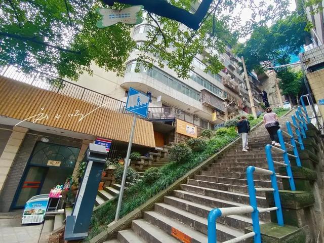 山城重庆“第一梯”：这奇葩的公共交通，也已成为网红打卡地？