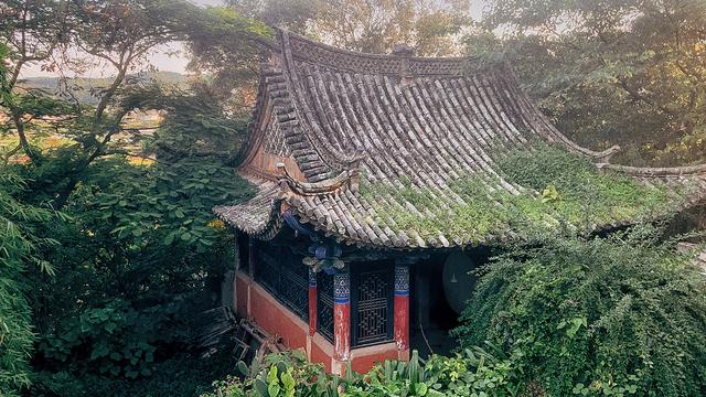 云南800年黄龙寺，方丈卖佛珠1.8亿修缮佛寺，20度的避暑胜地