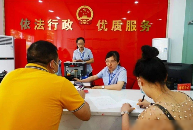 “天生一对”结婚证走红，登记人员看到夫妻俩名字的直言：头回见