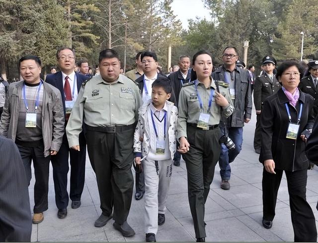 主席唯一曾孙子毛东东，今年22岁身高1米87，出生日期很有寓意！
