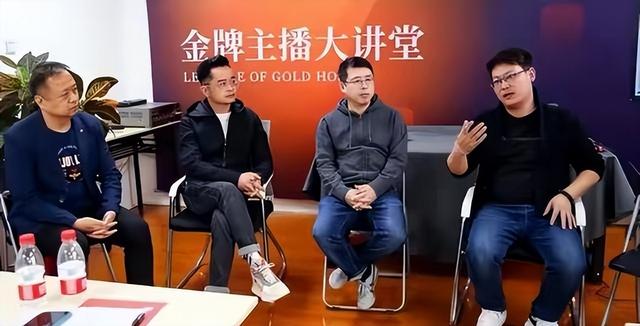 那个曾扬言让中国给全世界道歉，惨遭央视开除的阿丘，如今怎样了