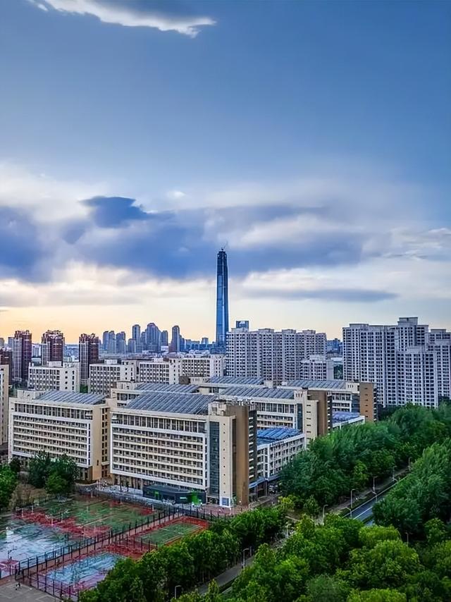 花700亿建中国第一高楼，如今17年过去，高楼却成最大烂尾楼