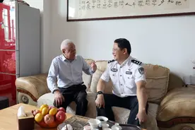 副市长、公安局局长许佳重阳节前看望慰问离退休老同志图片