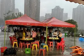 暴雨中的“双向奔赴”！十几位顾客帮忙撑棚子被淋湿，老板回应→图片