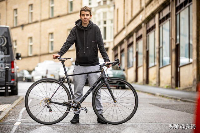 众多中国自行车与零件：英国爬坡锦标赛上有趣的器材