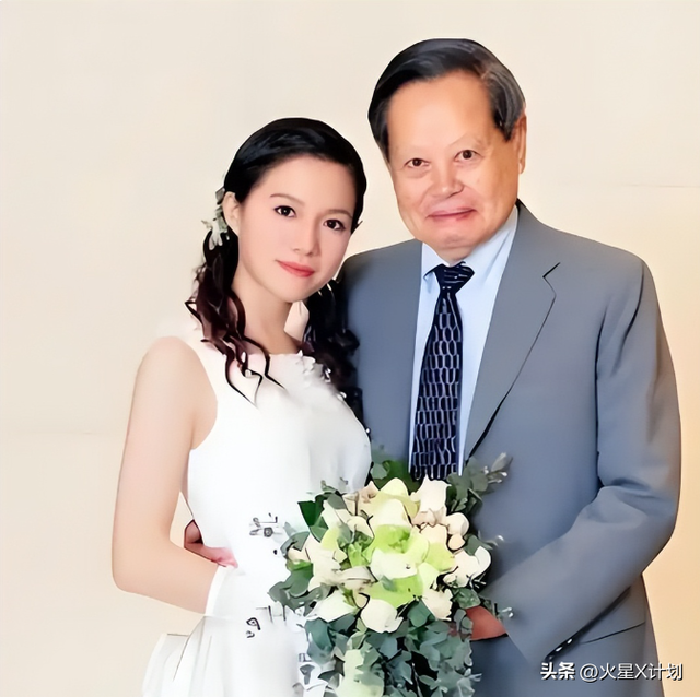 杨振宁告别仪式上，49岁翁帆近照曝光，原来杜致礼亲妹真的没说错