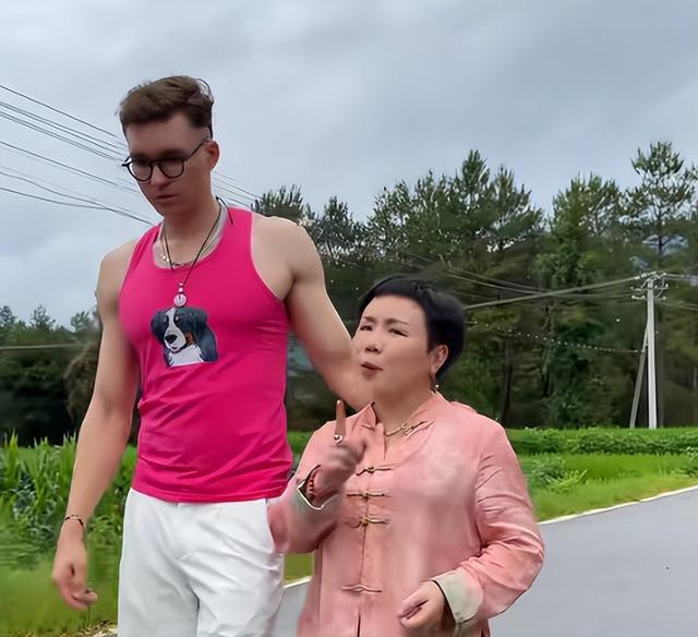 爱情乱了年纪！46岁大妈嫁儿子同学，绝经前怀混血儿，现生活幸福