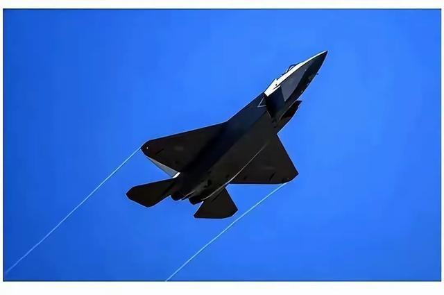 中国专家向世界宣布：解放军歼35全球最+舰载机，300公里摧毁F35