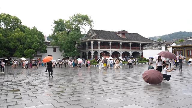 悦·遵义丨红色旅游爆棚！遵义会址单日最高接待近 7 万人次