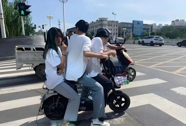公安部明确：8月1号起，60岁以上老人骑5种电动车，上路不查不扣