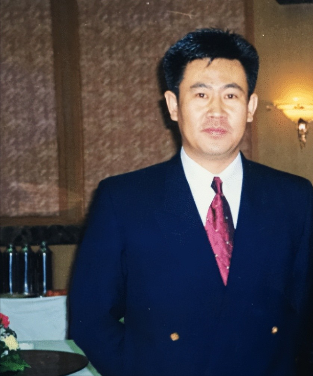 退休6个月还没享福就去世，一辈子无儿无女，他比罗京更令人惋惜