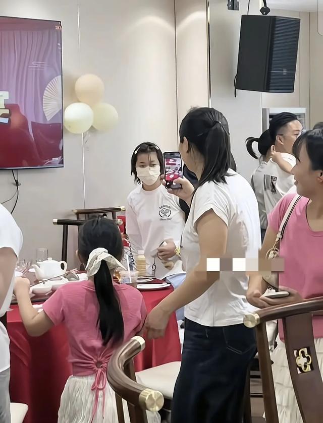 全红婵真实身材曝光，路人在酒席上用手机拍的并不胖，像个大女孩