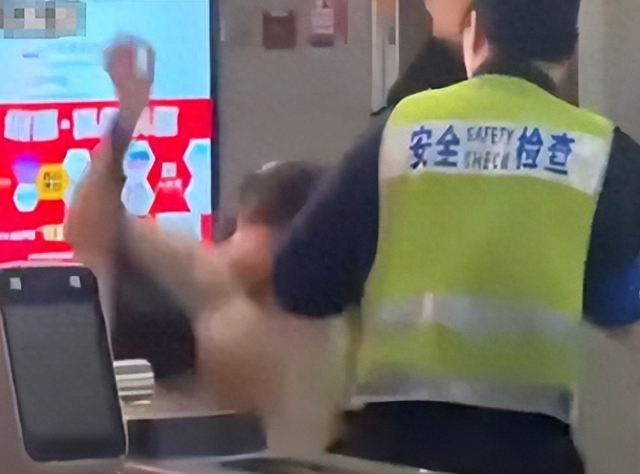 女子打地铁安检员事件升级！丑恶嘴脸曝光，原因被扒，全网已社死