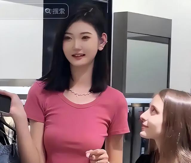东北女孩身高2.26米，貌美如花，妈妈却天天发愁：这辈子都难嫁人