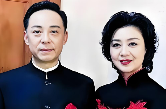 至今未婚未育，身边却有男人陪了近27年，59岁的她才是真人间清醒