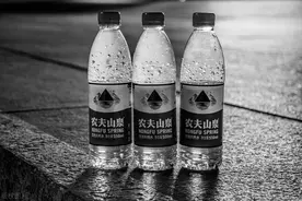 反噬从不手软！“造神、毁神”，是爱国主义还是民粹主义？图片