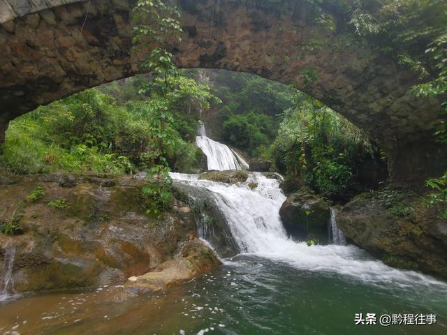 旧时古道，如今人迹罕至；峡谷中间，有一个美丽野瀑布