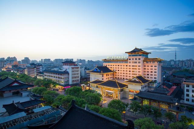 这个夏天，和锦江丽笙酒店一起，住进自然、遇见城市