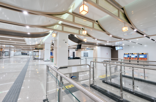 走！坐地铁，赏银杏！