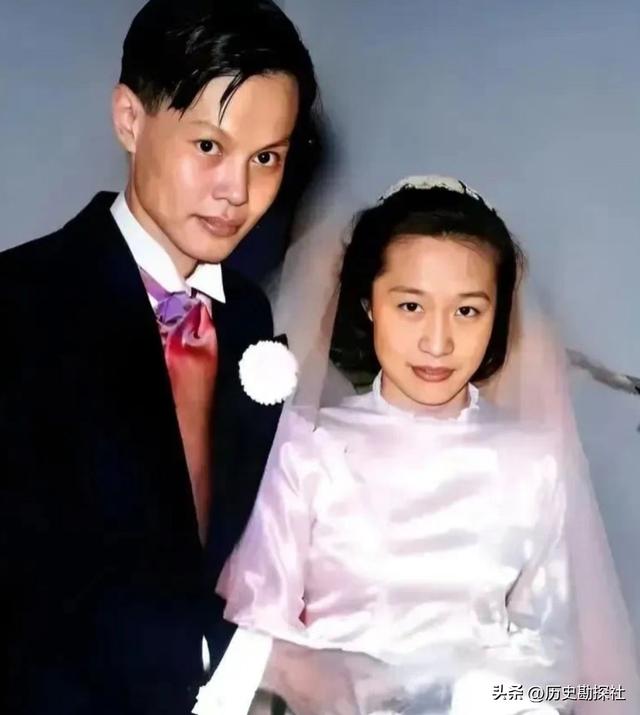 1981年，杜聿明的葬礼上，女儿杜致礼和杨振宁的留影，悲痛难掩！