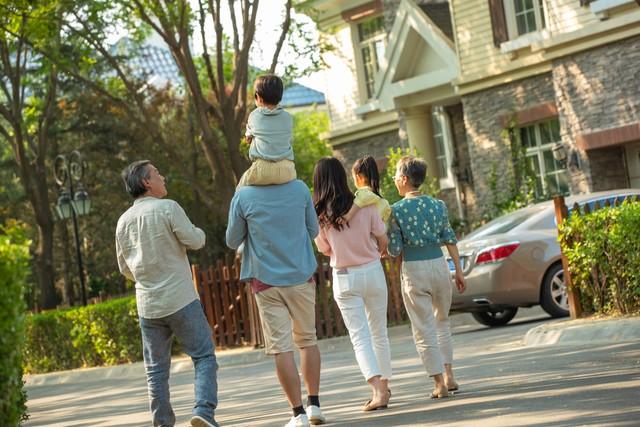 帅气的体育老师，把我叫到器材室，手把手教我“特殊”动作