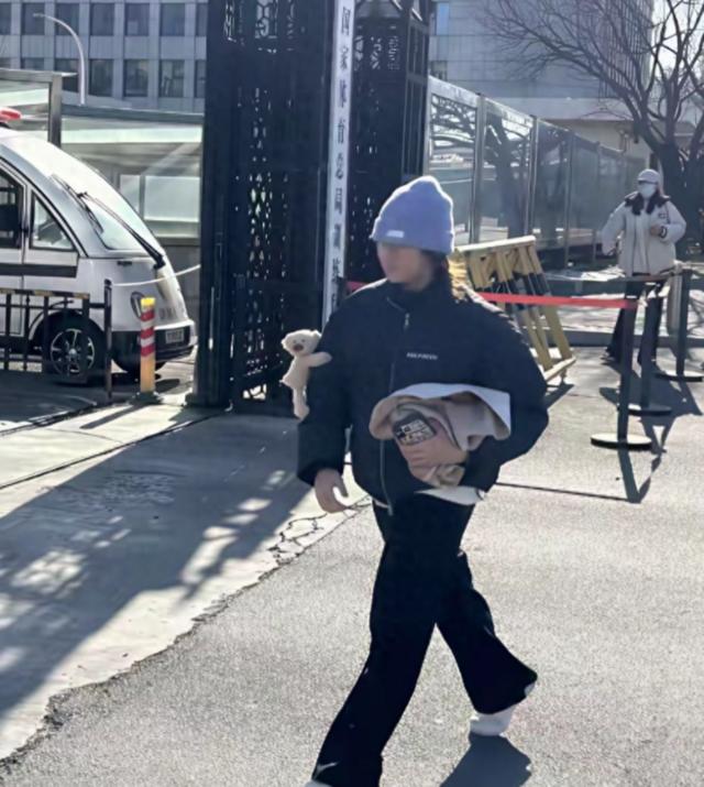 全红婵归队了！她变化真大，身材高挑颜值抢眼	，留了长发气场强大