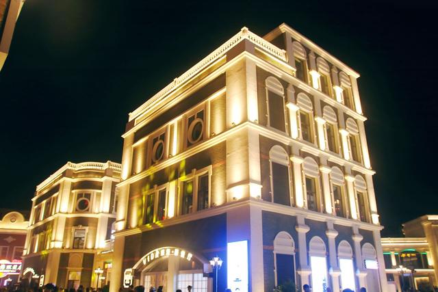 通化龙兴里文旅小镇，建筑充满民国风情，夜色下让人流连忘返