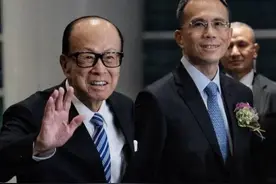 95岁李嘉诚坐着轮椅到寺庙，知己周凯旋贴身照顾，搀扶着他跪拜佛图片
