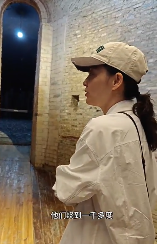 演员梅婷现身景德镇 御窑博物馆院长翁彦俊陪同讲解