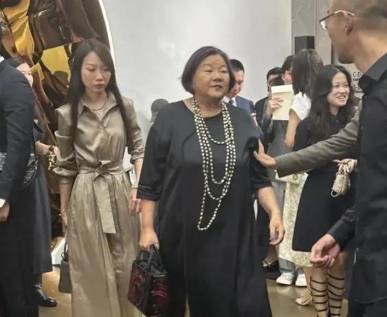 陈凯歌前妻洪晃京郊院子曝光，百平空地长草，网友：哪像名门小院