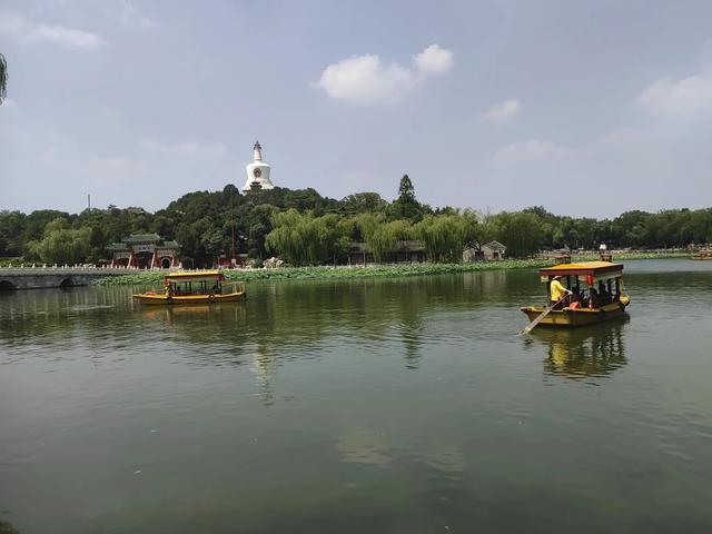 北京北海公园：都有哪些景点，绕湖走一圈看看。