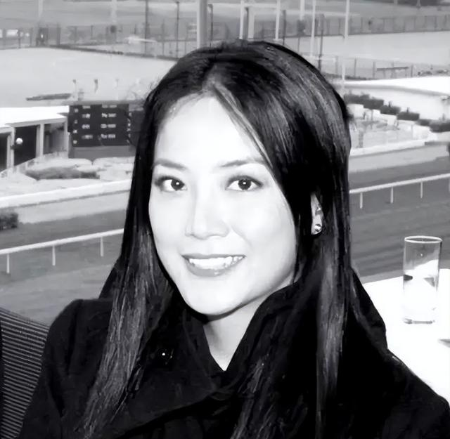 陪伴谢霆锋29年，39岁赴美生女，如今53岁和女儿同框成人生赢家