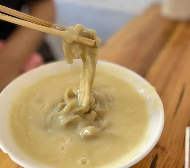 逃离高温！高铁直达22℃清凉之都，比六盘水凉快！草原惊艳瀑布奇绝，人均50吃到爽！