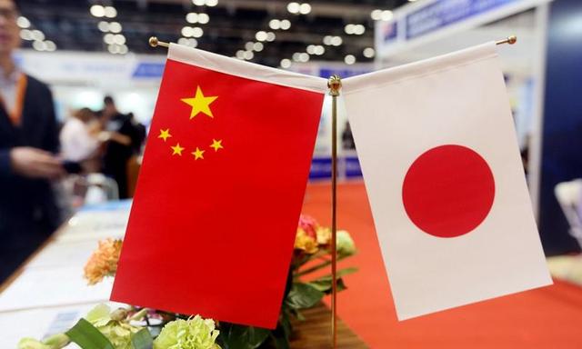 日本要求中国解释双手插兜！中方果断回应：现场大多数是日本媒体