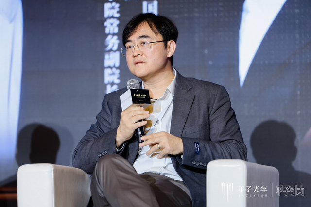 2000+人次 70余位大咖辩AI下半场	，2025甲子引力年终盛典圆满落幕