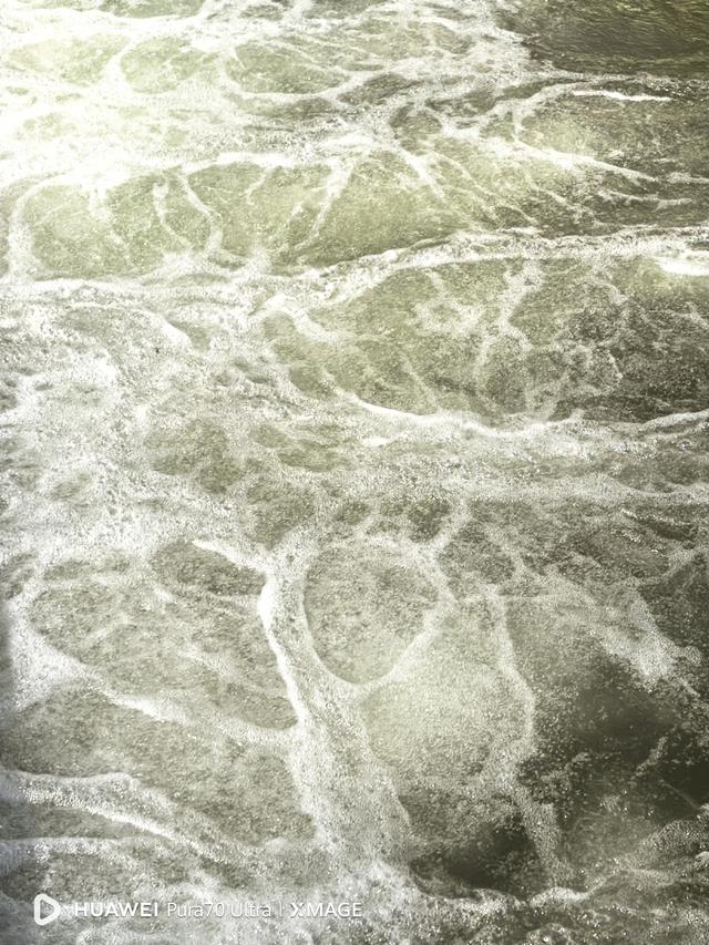 河里的冰随水流，冬天的冷还是浅了点……