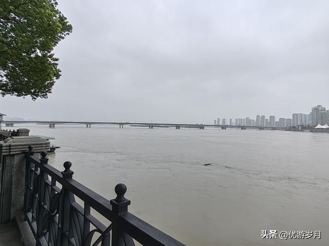 襄阳古城汉江风景很美