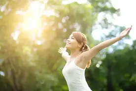 研究表明：多晒太阳等于免费良药！主要有七大好处，但要把握分寸图片